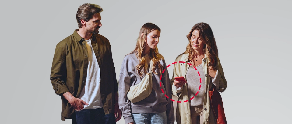 Perhe käyttämässä Verisure-sovellusta.